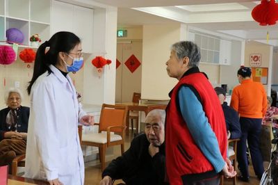 醫生在身旁，硬核托起健康“夕陽紅”——記社區健康咨詢服務的溫暖力量